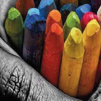 Main avec crayons de couleurs